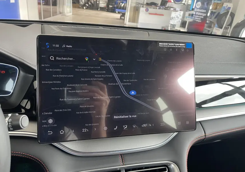 Vue centrée sur le volant noir du BYD SEAL U 2026 avec tableau de bord numérique et écran tactile latéral.