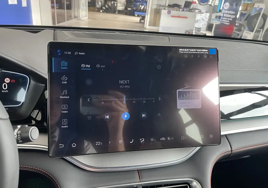 Vue rapprochée de l’écran tactile 15,6’’ du tableau de bord du BYD SEAL U, avec navigation affichée.