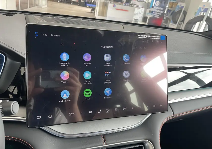 Détail de la console centrale du BYD SEAL U 2026, avec sélecteur de vitesse cristal et commandes tactiles sur finition noir brillant.