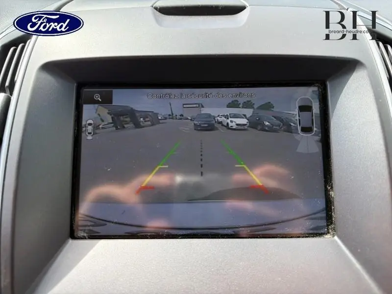 Écran de caméra de recul du Ford Edge gris Ingot montrant une vue arrière avec lignes de guidage colorées.