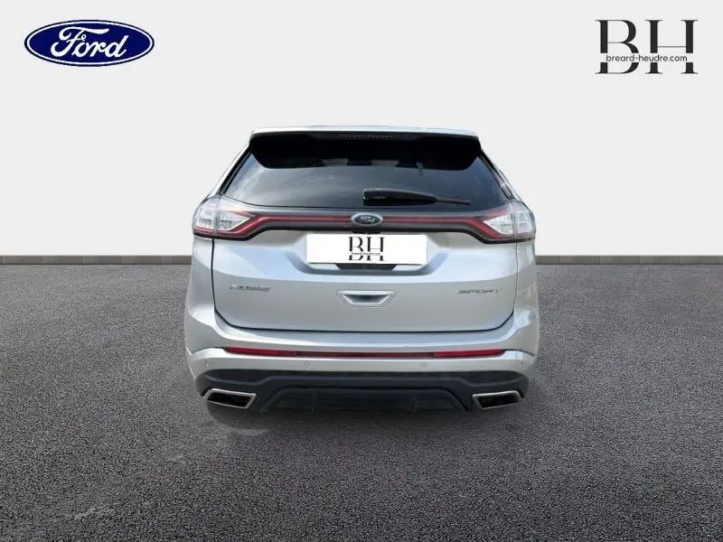 Vue arrière d'un Ford Edge gris Ingot 2016 avec attelage et feux arrière LED en bandeau lumineux.