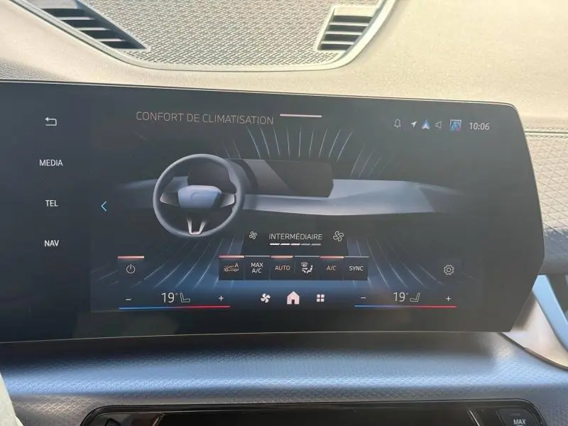 Écran tactile central du tableau de bord du BMW X2 2025, affichant le réglage de la climatisation à 19°C.