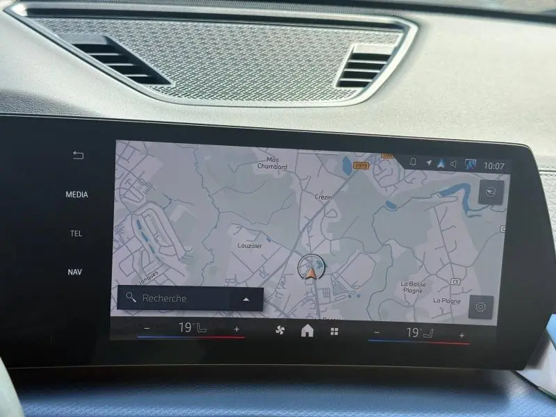 Écran tactile central du BMW X2 sDrive20dA 2025 affichant la navigation GPS dans un intérieur moderne.