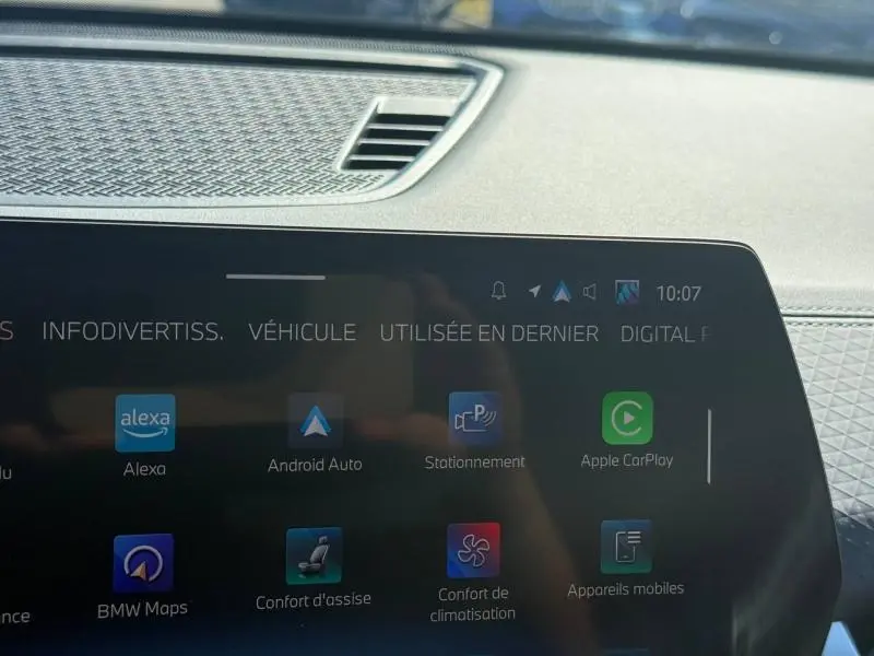 Écran tactile du tableau de bord de la BMW X2 Skyscraper Grey, affichant les options connectées et confort.