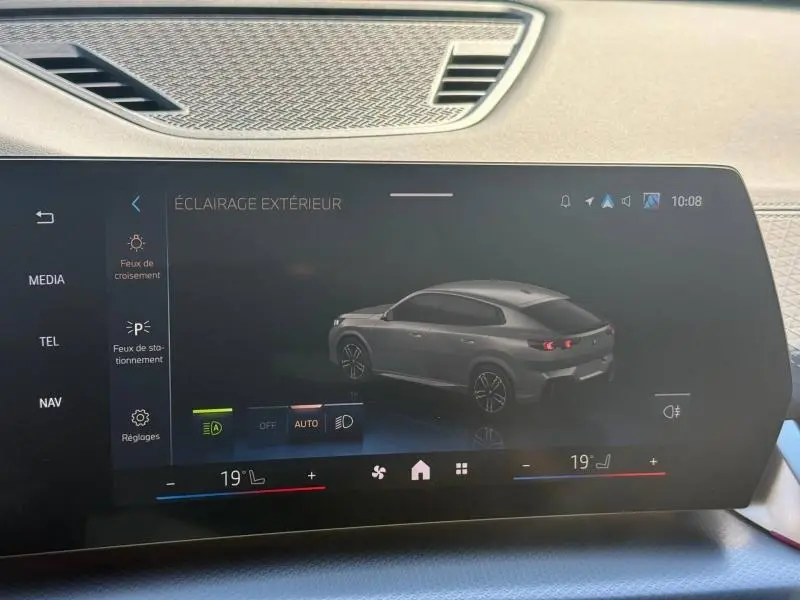 Écran tactile intérieur montrant une BMW X2 sDrive20dA 2025 Skyscraper Grey vue de trois quarts arrière droit.