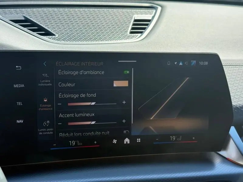 Écran tactile intérieur du BMW X2 2025 affichant les réglages de l'éclairage d'ambiance, avec détails en Skyscraper Grey.