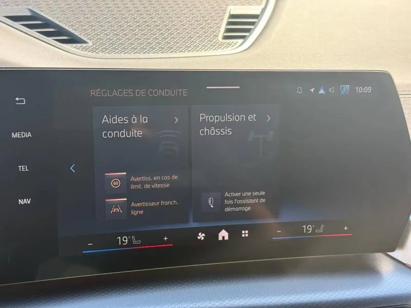 Écran tactile central du BMW X2 2025 en Skyscraper Grey, affichant les réglages d'aides à la conduite.