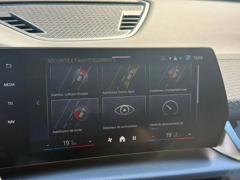 Écran tactile central du BMW X2 2025 affichant les alertes de sécurité et avertissements, intérieur gris clair.