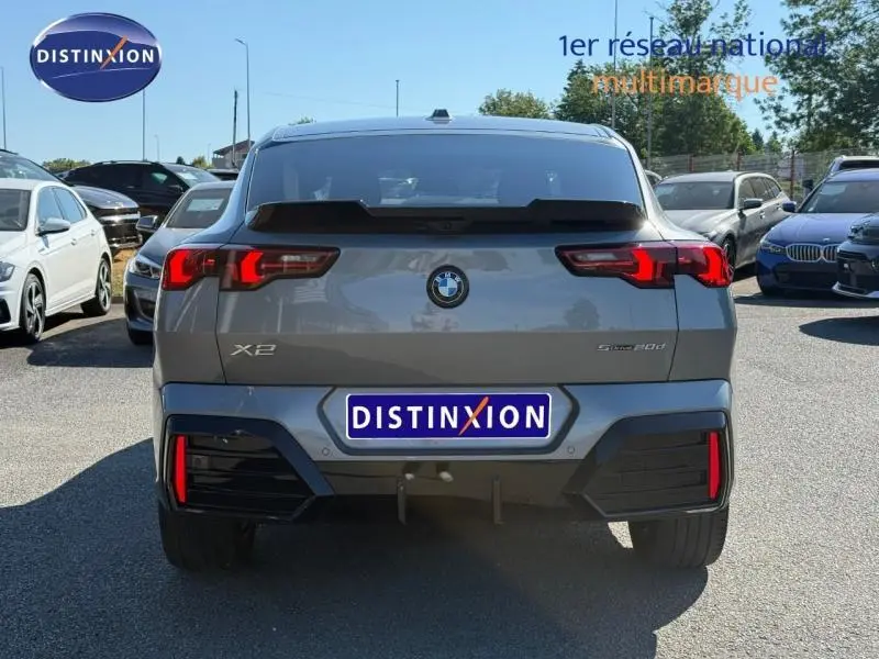 Vue arrière d'un BMW X2 sDrive20dA 163ch M Sport gris Skyscraper métallisé avec feux LED et logo distinctif.