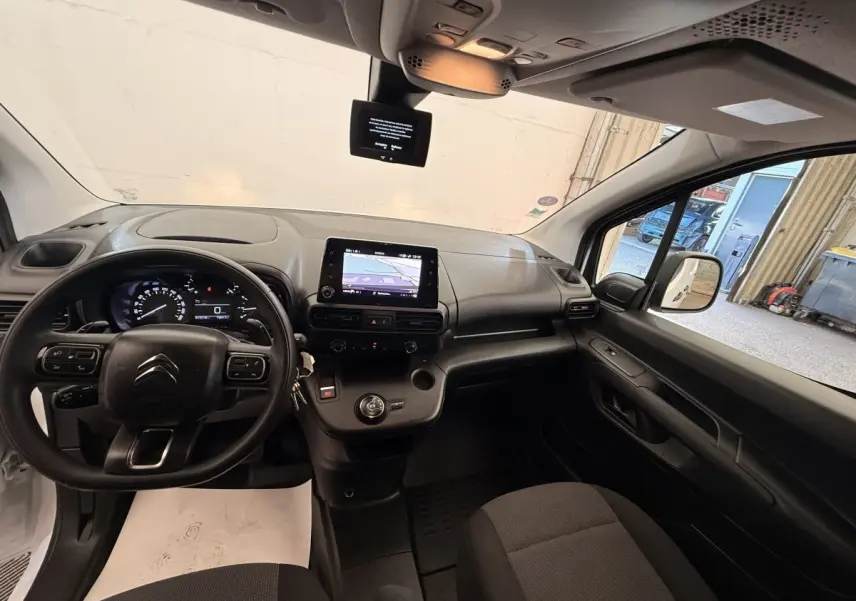 Vue intérieure avant du Citroën Berlingo blanc 2022, avec tableau de bord numérique et écran tactile central.