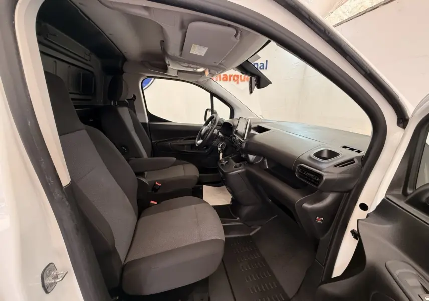 Intérieur de Citroën Berlingo blanc 2022, vue côté droit, sièges avant gris et tableau de bord noir.