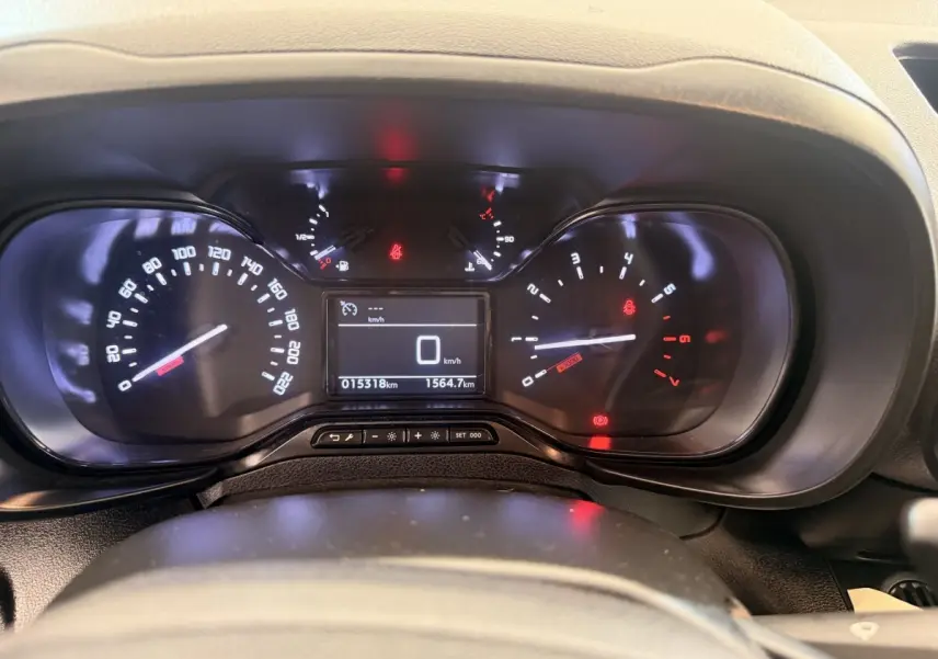 Vue rapprochée du tableau de bord du Citroën Berlingo blanc 2022, affichant compteur et écran digital.