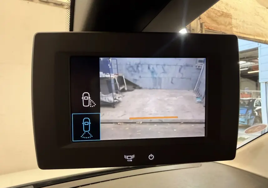 Écran intérieur du Citroën Berlingo blanc 2022 montrant l'aide au stationnement arrière avec vue caméra.