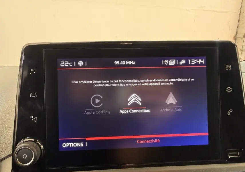 Écran tactile central du tableau de bord du Citroën Berlingo blanc, affichant les options Apple CarPlay et Android Auto.