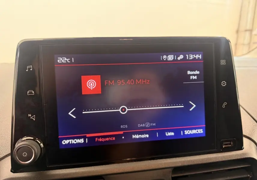 Écran tactile central du tableau de bord du Citroën Berlingo 2022 affichant la radio FM à 95,40 MHz.