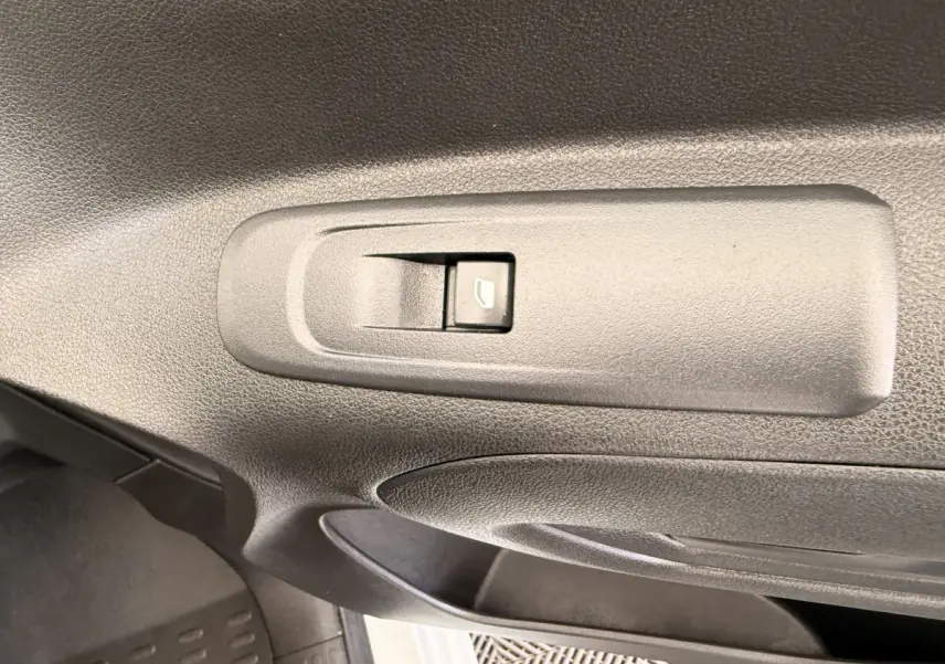 Bouton de commande de vitre électrique sur la porte intérieure côté conducteur du Citroën Berlingo blanc 2022.