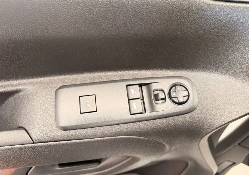 Gros plan sur les commandes de réglage des rétroviseurs et des vitres côté conducteur du Citroën Berlingo blanc 2022.