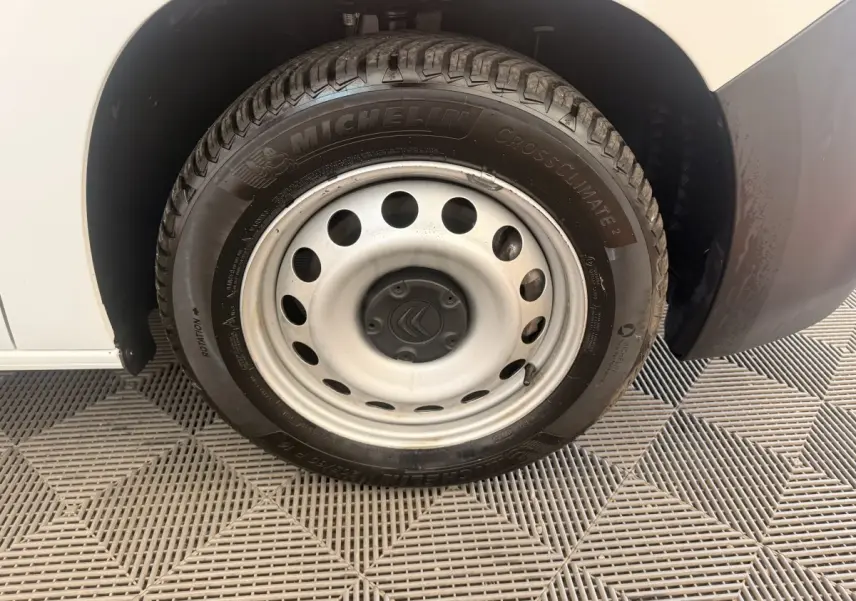 Gros plan sur la roue avant droite blanche du Citroën Berlingo 2022 avec jante acier et pneu Michelin.