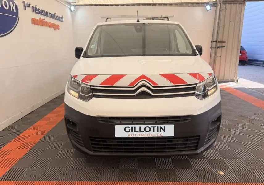 Vue de face du Citroën Berlingo blanc avec bandes rouges diagonales sur le capot et pare-chocs noir.