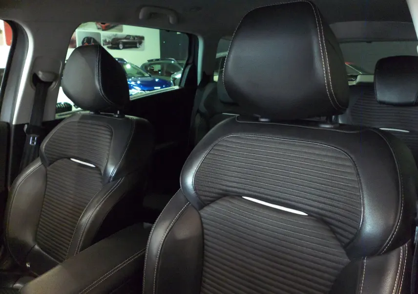 Gros plan sur les sièges avant en cuir noir avec surpiqûres blanches du Renault Grand Scenic IV 2020.