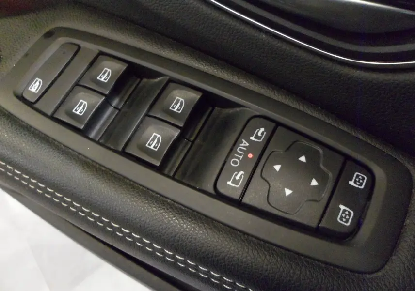 Gros plan sur les commandes de lève-vitres et rétroviseurs sur la porte côté gauche du Renault Grand Scenic IV gris Cassiopé.