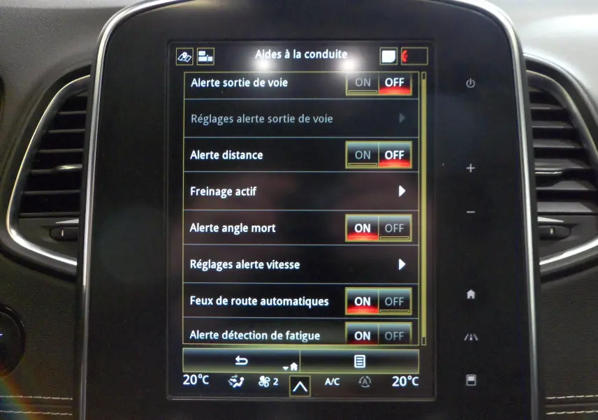 Écran tactile central du Renault Grand Scenic IV 2020 affichant les réglages des aides à la conduite.