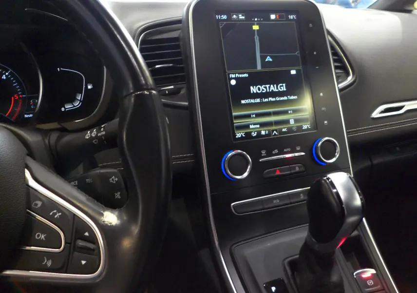 Intérieur du Renault Grand Scenic IV 2020, vue sur le tableau de bord et la console centrale avec écran tactile et levier de vitesse.