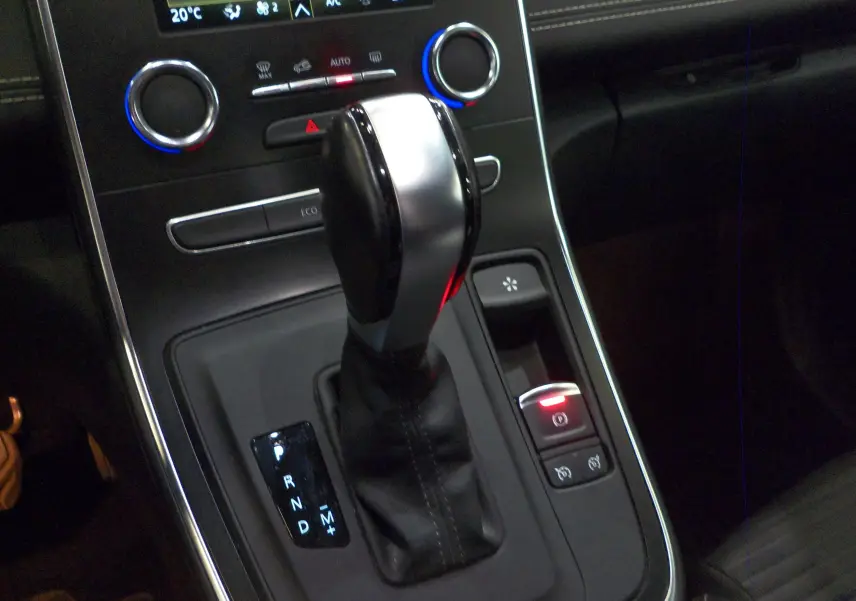 Le levier de vitesses automatique noir et argenté du Renault Grand Scenic IV, avec commandes climatisation en arrière-plan.