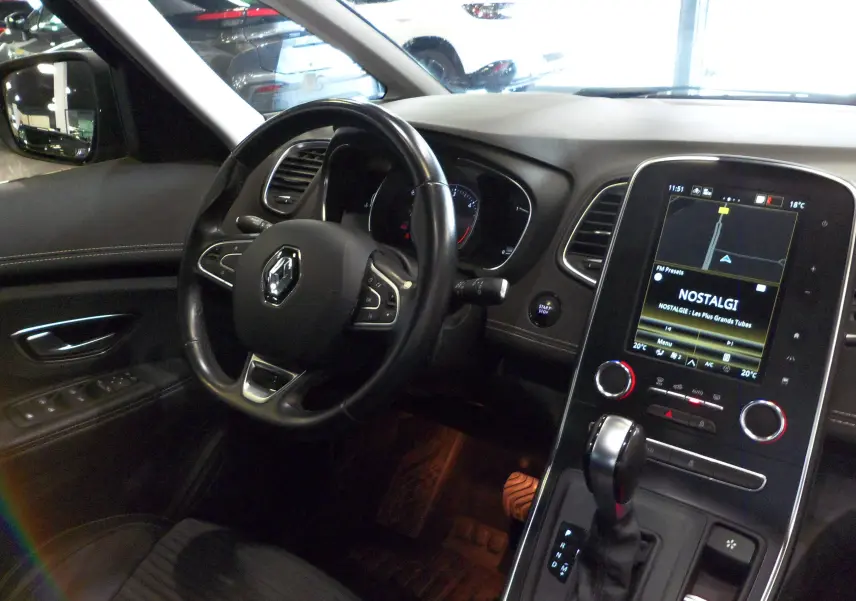 Intérieur du Renault Grand Scenic IV 2020, vue côté conducteur sur volant, tableau de bord et écran tactile central.