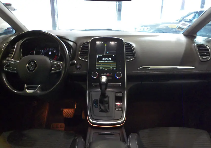 Vue intérieure du tableau de bord et console centrale du Renault Grand Scenic IV avec écran tactile et volant noir.