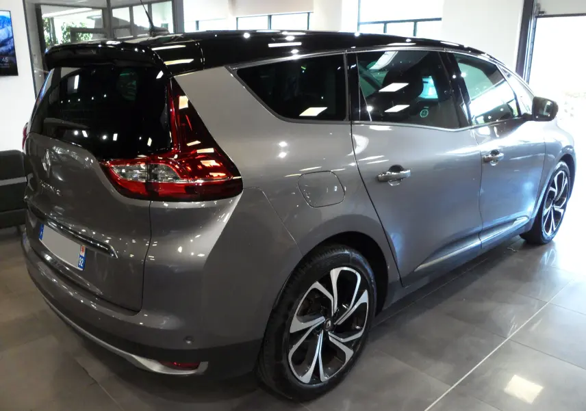 Renault Grand Scenic IV gris Cassiopé avec toit noir, vue 3/4 arrière droit, jantes alliage distinctives.