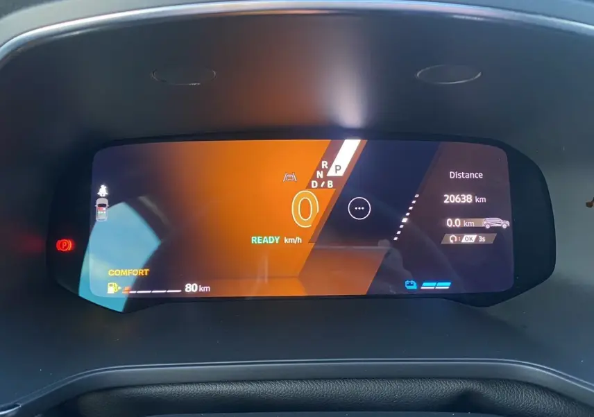 Tableau de bord numérique de Renault Symbioz E-Tech Full Hybrid 145, affichage mode confort et kilométrage.