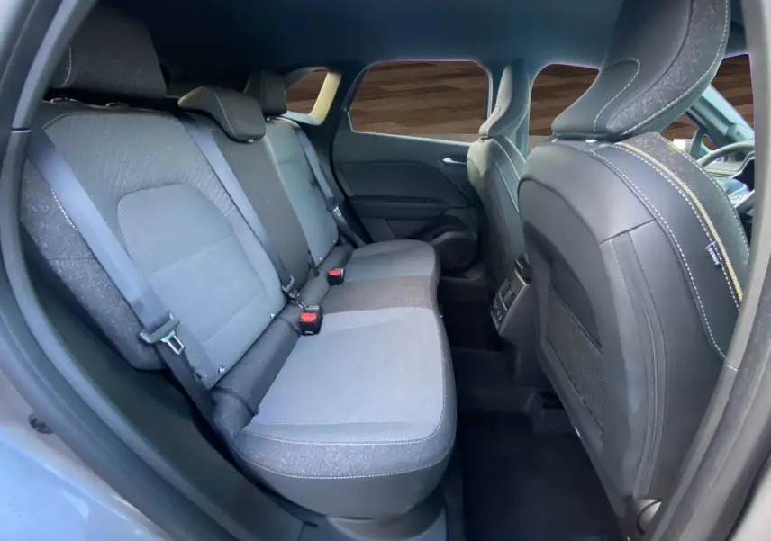 Vue intérieure côté droit des sièges arrière gris de la Renault Symbioz E-Tech Full Hybrid 145 Techno 2025.