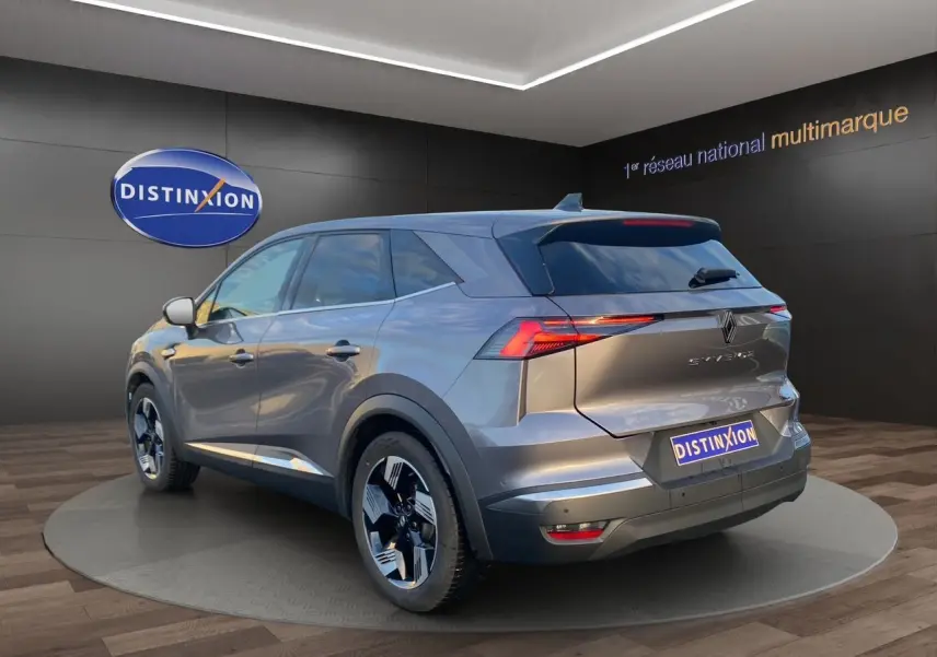 Vue 3/4 arrière droite de la Renault SYMBIOZ gris Casiopee, avec feux arrière 3D et jantes alliage 18'' diamantées.