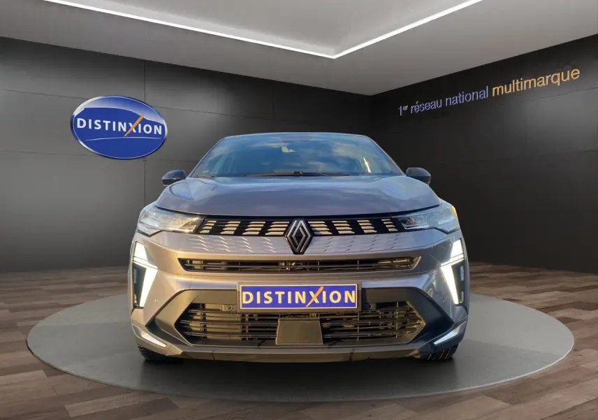 Vue avant du Renault Symbioz gris Casiopee, mettant en valeur sa calandre moderne et ses feux LED verticaux.