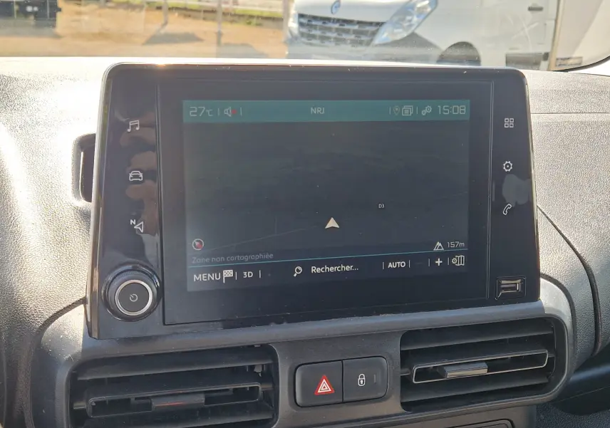 Vue rapprochée de l’écran tactile central du tableau de bord du Citroën Berlingo blanc, affichant le GPS.