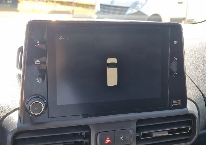 Écran tactile central du Citroën Berlingo blanc 2020 montrant l'interface de stationnement assisté, vue intérieure frontale.