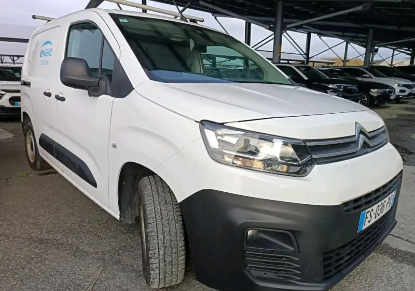 Vue 3/4 avant gauche d’un Citroën Berlingo blanc 2020 utilitaire avec pare-chocs noir et logo Engie sur la porte.