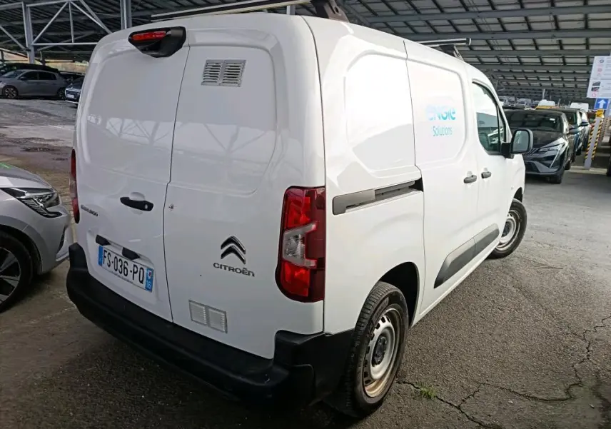 Vue 3/4 arrière droite d’un Citroën Berlingo blanc utilitaire avec logo Engie sur la porte latérale.