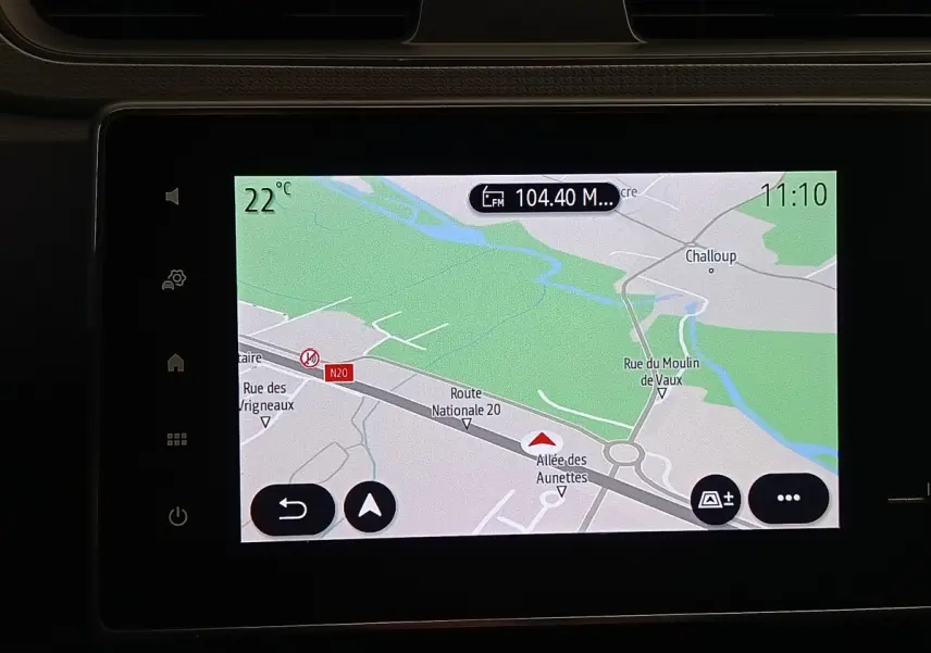 Écran tactile du système de navigation du Renault Express 2023 affichant une carte routière en intérieur.