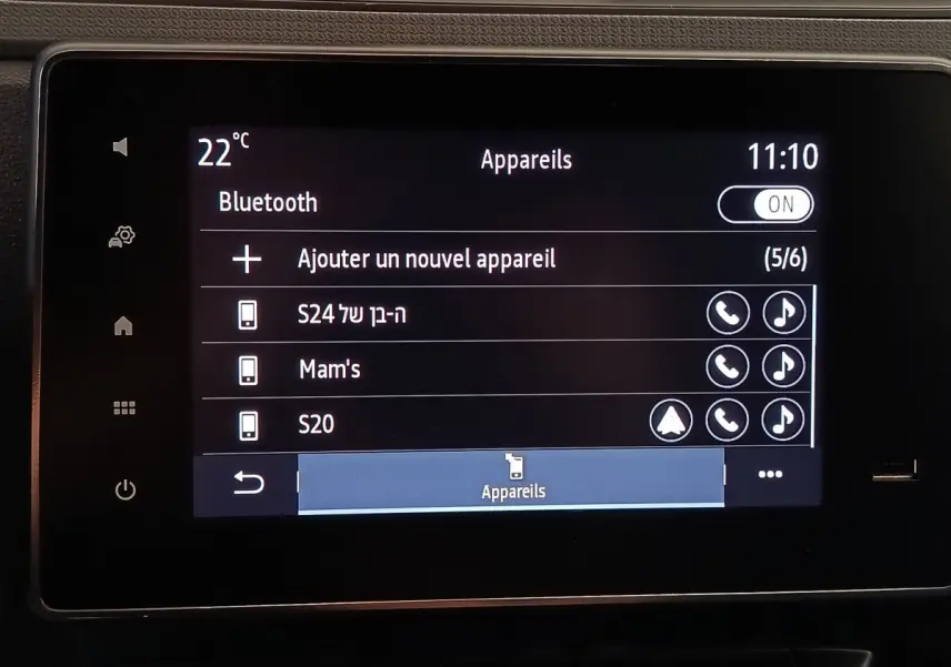 Écran tactile intérieur affichant la connexion Bluetooth avec plusieurs appareils, dans un Renault Express 2023.