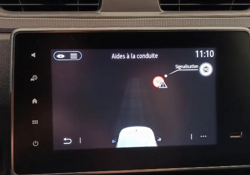 Écran tactile intérieur montrant l’aide à la conduite du Renault Express blanc, vue de dessus du véhicule.