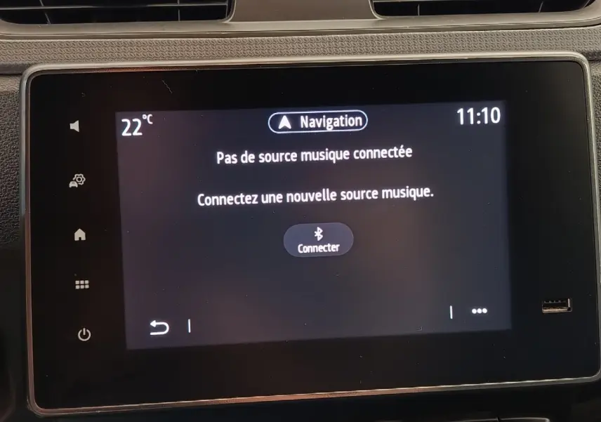 Écran tactile central de la Renault Express blanc, affichant le menu de connexion Bluetooth à la source musique.