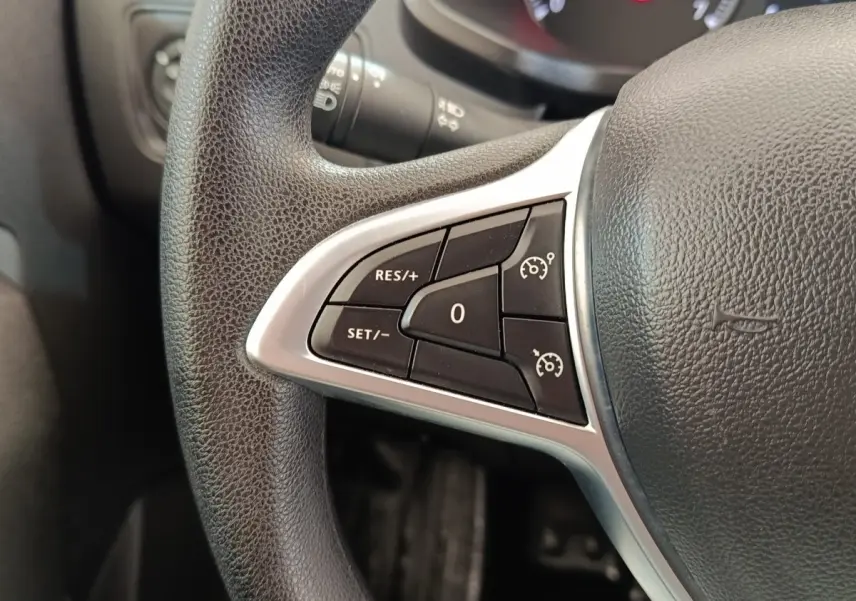 Gros plan sur le volant noir multifonctions du Renault Express 2023, avec commandes de régulateur de vitesse.