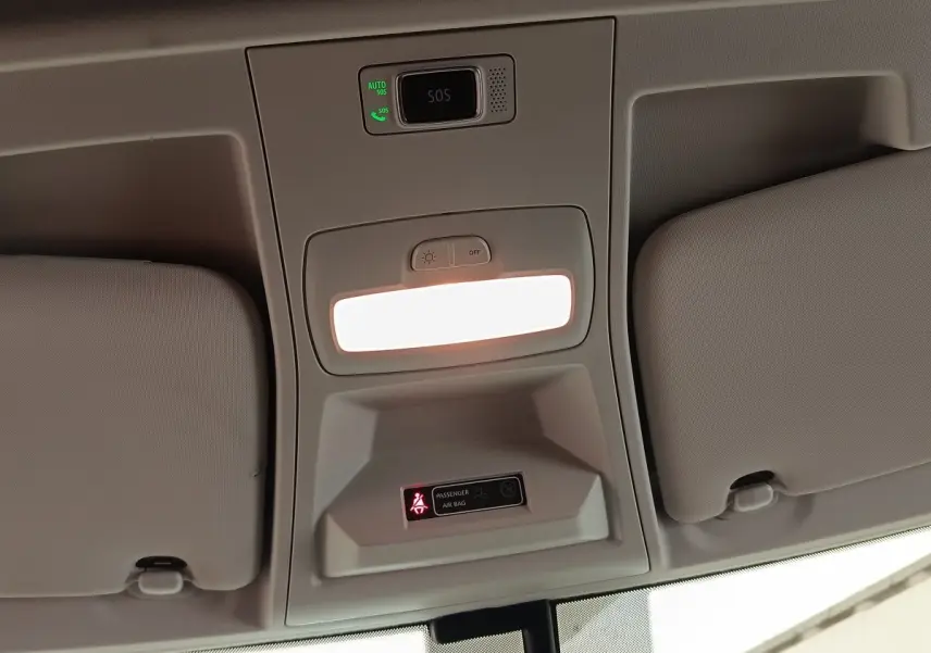 Plafonnier intérieur allumé avec panneau SOS et indicateur airbag passager dans un Renault Express blanc 2023.