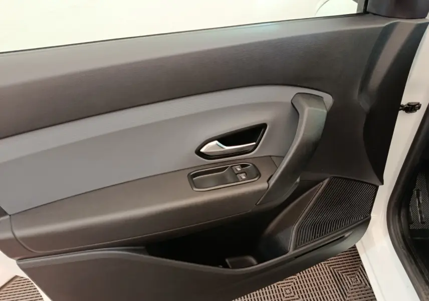 Vue rapprochée de la porte avant droite blanche du Renault Express 2023 avec commandes de vitres électriques.