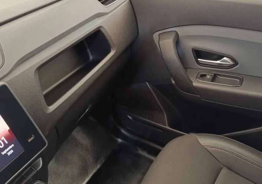 Vue intérieure côté passager avant du Renault Express 2023, montrant la porte, la console et le siège noir.