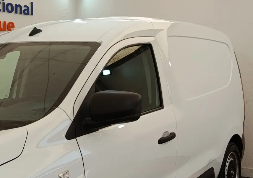 Vue de profil côté gauche d’un utilitaire Renault Express blanc avec porte latérale pleine et rétroviseur noir.