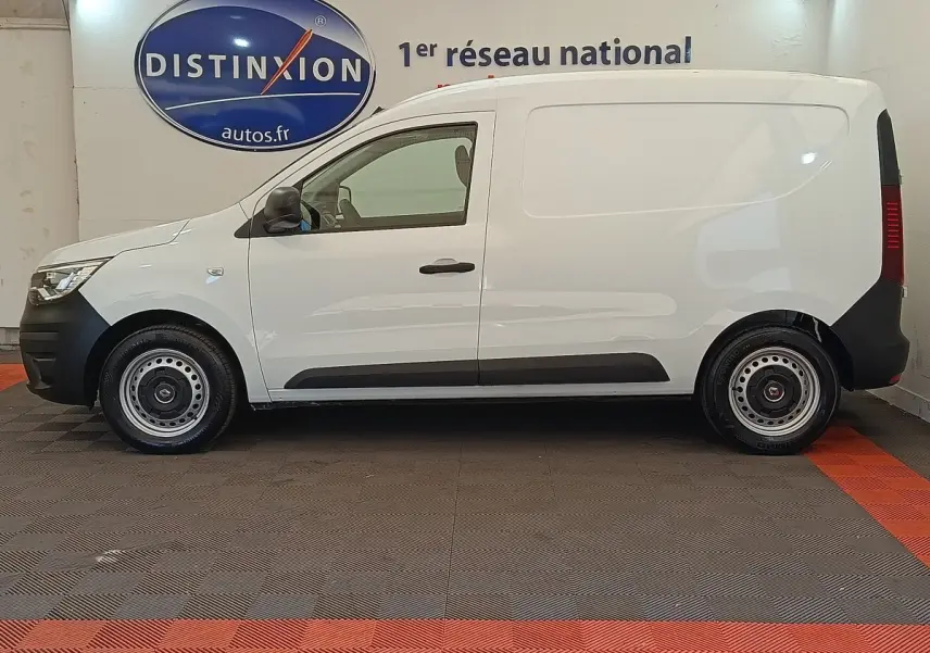 Renault Express blanc en profil droit, fourgon utilitaire avec jantes acier et vitres avant teintées.