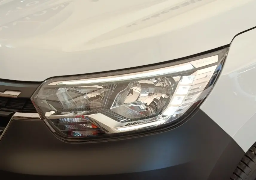 Gros plan sur le phare avant droit blanc du Renault Express Confort 2023 avec contour noir mat et détails LED.